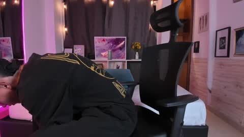 Snapshot of aaron_whitee chatting on December 14, 2024, 1:28 am Aaron online show from December 14, 2024, 1:28 am