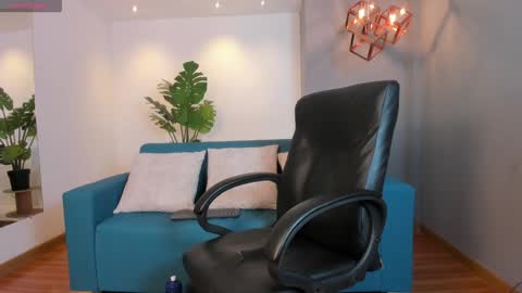 Snapshot of aaron_whitee chatting on December 18, 2024, 7:41 pm Aaron online show from December 18, 2024, 7:41 pm