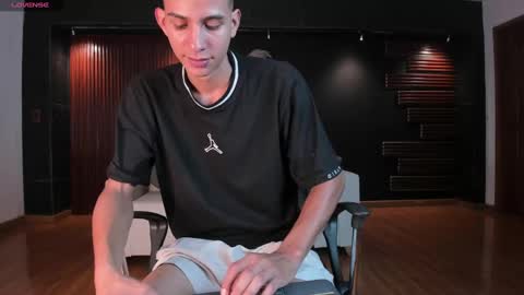 Snapshot of aaron_whitee chatting on December 27, 2024, 12:50 am Aaron online show from December 27, 2024, 12:50 am