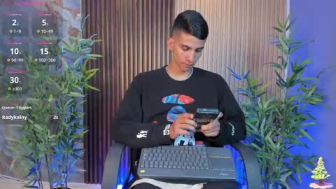 Snapshot of aaron_whitee chatting on December 18, 2025, 12:44 pm Aaron online show from December 18, 2025, 12:44 pm