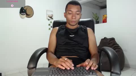 Snapshot of aaronblack1_ chatting on September 18, 2025, 8:38 am Heyy my name is Aaron online show from September 18, 2025, 8:38 am