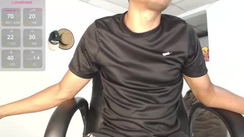 Snapshot of aaronblack1_ chatting on September 30, 2025, 1:10 am Heyy my name is Aaron online show from September 30, 2025, 1:10 am