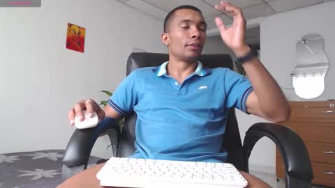 Snapshot of aaronblack1_ chatting on November 30, 2025, 2:43 pm Heyy my name is Aaron online show from November 30, 2025, 2:43 pm