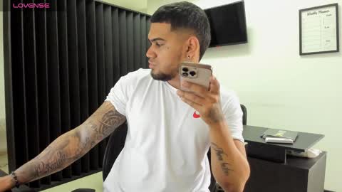 ig aaron hunter123 online show from March 3, 2026, 2:23 pm