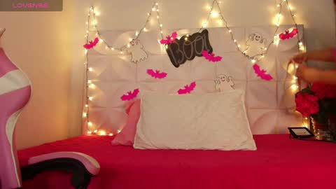 Abril  online show from October 7, 2025, 10:01 am