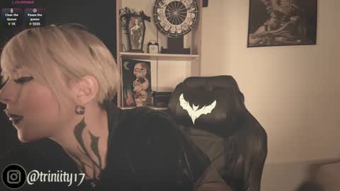 Snapshot of abril__colen chatting on December 13, 2024, 3:54 pm April online show from December 13, 2024, 3:54 pm