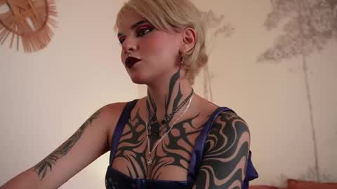 Snapshot of abril__colen chatting on October 12, 2025, 10:58 am April online show from October 12, 2025, 10:58 am