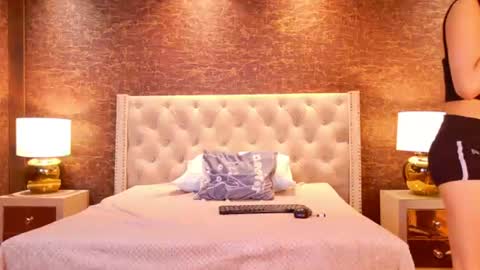 abril_collinz online show from July 10, 2026, 9:01 am