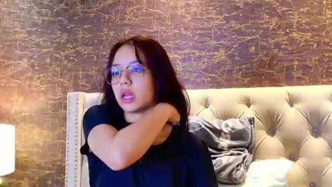 abril_collinz online show from July 15, 2026, 10:42 am