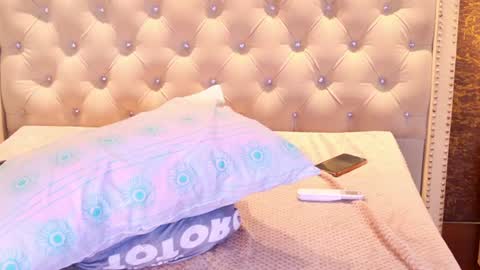 abril_collinz online show from July 16, 2026, 10:21 am