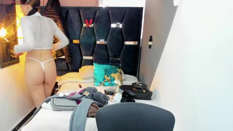 Abril Fox online show from April 15, 2026, 9:04 pm