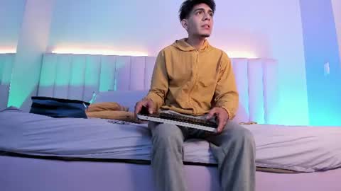 Abril and Julian online show from June 10, 2026, 11:42 am