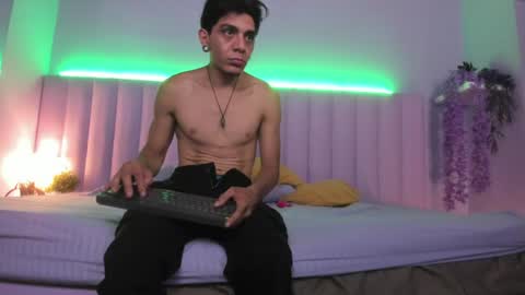Abril and Julian online show from July 16, 2026, 11:44 pm