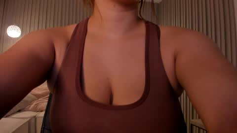 Snapshot of abrilbloom_ chatting on May 19, 2026, 3:02 am abril online show from May 19, 2026, 3:02 am