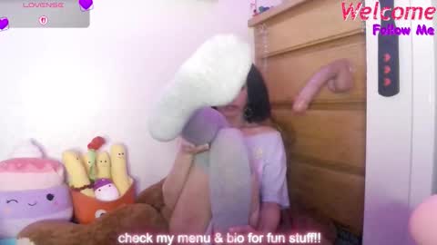 Peach online show from November 22, 2025, 2:43 am