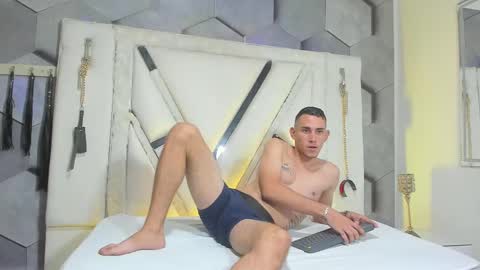 adammendoza34 online show from October 4, 2025, 2:42 am