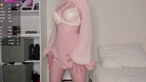 adelins_peach online show from July 25, 2026, 12:14 pm