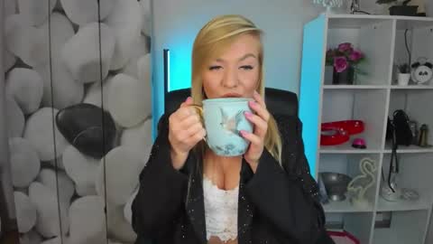 AdrenalinLaura online show from November 17, 2025, 6:30 am