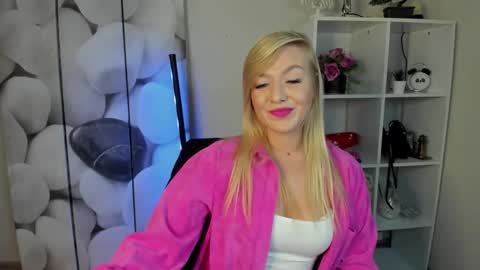 AdrenalinLaura online show from November 18, 2025, 2:43 pm