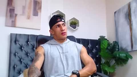 Snapshot of adrian_rae chatting on October 1, 2025, 6:14 pm online show from October 1, 2025, 6:14 pm