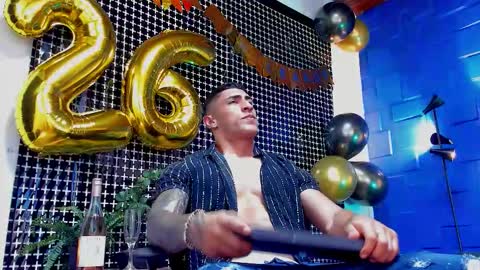 Snapshot of adrian_rae chatting on November 28, 2025, 4:42 pm online show from November 28, 2025, 4:42 pm