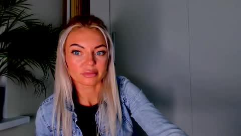 Adriana online show from September 15, 2025, 8:42 pm