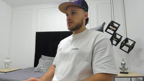 Adrein Roche online show from November 17, 2025, 8:36 pm