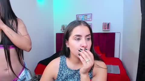 Snapshot of afroditaandsoffi chatting on February 11, 2025, 3:29 pm Afrodita Chery y Hermione online show from February 11, 2025, 3:29 pm