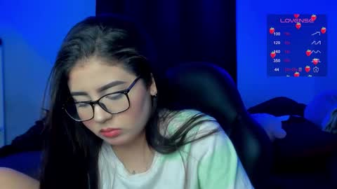 Snapshot of agatha_riccie chatting on December 4, 2025, 3:05 am Cat online show from December 4, 2025, 3:05 am