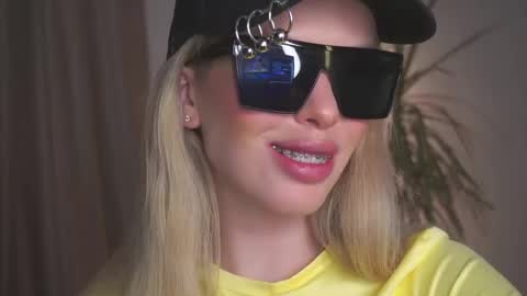 Snapshot of agent_blonde chatting on April 19, 2026, 4:06 pm May online show from April 19, 2026, 4:06 pm