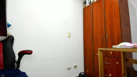 Agustin online show from February 4, 2025, 5:55 pm