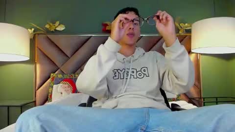 Snapshot of aiden_royce chatting on December 4, 2025, 5:17 am aiden_royce online show from December 4, 2025, 5:17 am