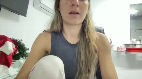 Snapshot of ailebun chatting on December 5, 2024, 6:32 am Aile online show from December 5, 2024, 6:32 am