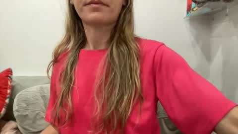 Snapshot of ailebun chatting on December 26, 2024, 2:44 am Aile online show from December 26, 2024, 2:44 am