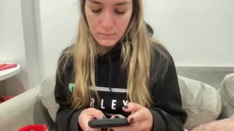 Snapshot of ailebun chatting on January 4, 2025, 1:21 pm Aile online show from January 4, 2025, 1:21 pm