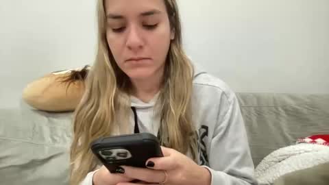 Snapshot of ailebun chatting on January 11, 2025, 1:22 pm Aile online show from January 11, 2025, 1:22 pm