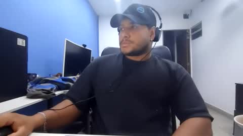 Esteban online show from December 3, 2025, 4:09 am