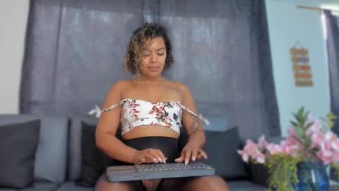 Snapshot of akendacurls2 chatting on February 26, 2025, 12:36 pm Akenda online show from February 26, 2025, 12:36 pm