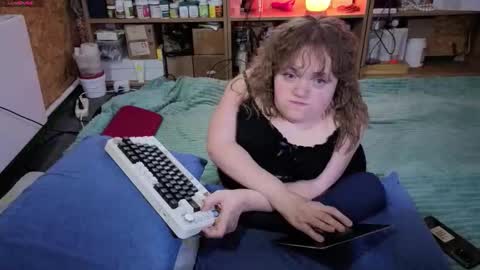 Snapshot of akindmodel chatting on November 21, 2025, 6:34 am Natalie online show from November 21, 2025, 6:34 am