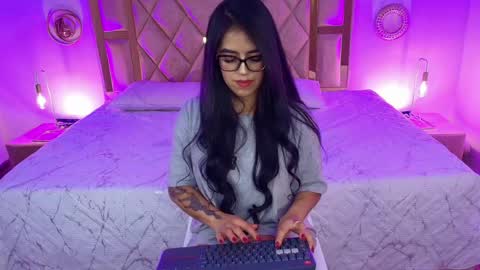 alahiacolucci online show from May 30, 2026, 1:30 pm