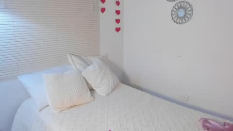 Snapshot of alana__roxxxy chatting on May 1, 2026, 2:49 am Alana online show from May 1, 2026, 2:49 am