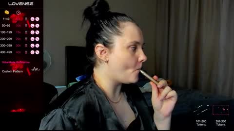 Julia online show from November 5, 2025, 12:21 am