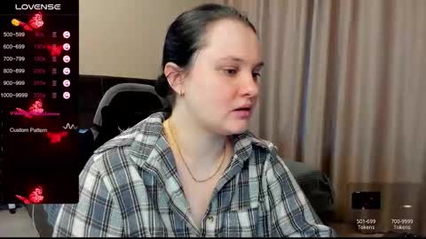 Julia online show from November 17, 2025, 11:38 am