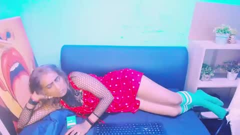 alanadelray online show from December 5, 2024, 10:55 am