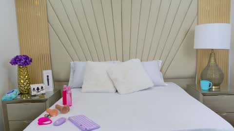 Alanah Bustamante online show from September 22, 2025, 11:56 am