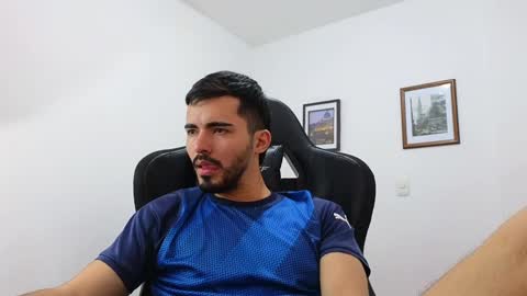 alejandroo_7 online show from December 26, 2024, 6:54 pm