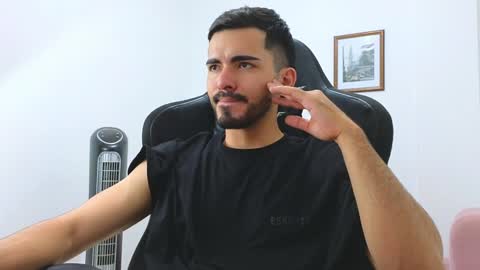 alejandroo_7 online show from January 10, 2025, 12:38 am