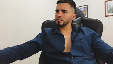 alejandroo_7 online show from January 21, 2025, 11:02 pm