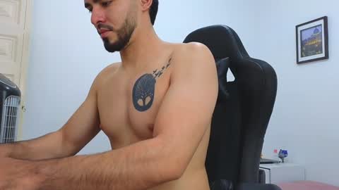 alejandroo_7 online show from January 22, 2025, 6:52 pm