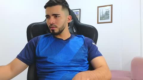 alejandroo_7 online show from January 23, 2025, 9:39 pm